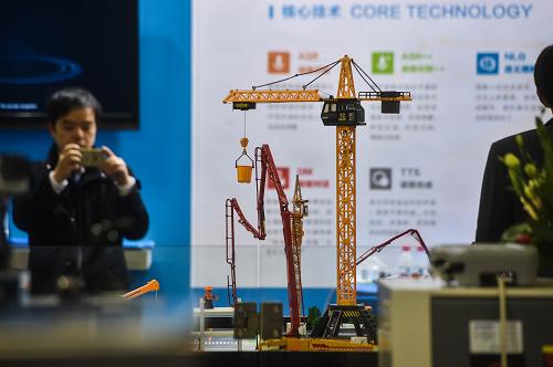 这是博览会现场展示的智能机械（12月17日摄）。新华社记者 徐昱 摄