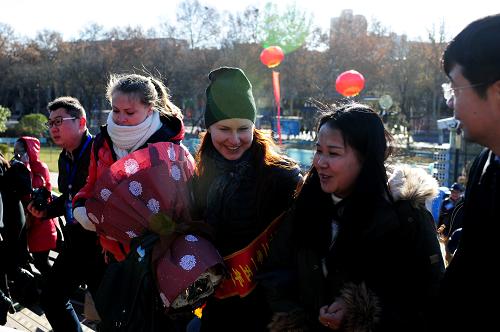 12月16日，在河南省隋唐洛阳城国家遗址公园，来自俄罗斯的游客卡佳（右三）成为2015年洛阳接待的第1亿名游客。