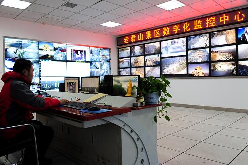 12月17日，在洛阳市重点打造的智慧旅游景区老君山，工作人员在数字化监控中心工作，他可以随时通过语音和视频系统对突发事件作出应急处置。