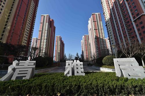 这是济南市公租房清雅居小区（12月15日摄）。日前，济南市清雅居公共租赁住房项目成为全国首个整体参评获得“中国建设工程鲁班奖”的保障性住房项目。在保障性住房建设过程中，济南坚持城中心选址、小地块建设，11个廉租住房小区、10个公租房小区全部选址在城市中心区域优质地段，还按比例配套了各类公共服务及商业用房，最大限度地满足保障家庭的工作、上学和生活需求。目前，济南市已累计分配2.45万套公租房，所有竣工房源100%分配入住，房租、物业费收缴率均达到100%，真正实现了“叫好又叫座”。加上面向全市上万户低收入住房困难家庭发放的租赁补贴，已有超过3.3万户家庭的住房困难问题得到了解决，济南也提前超额完成“十二五”住房保障覆盖率不低于20%的目标任务。
