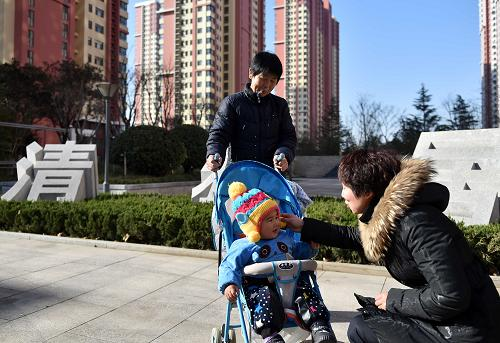 清雅居居民在小区广场聊天（12月15日摄）。