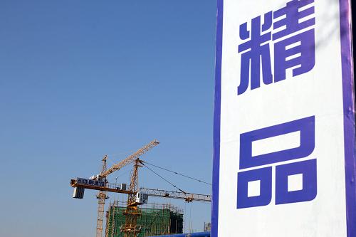 12月18日在山东青岛市区拍摄的在建楼盘。当日，国家统计局公布11月份新建商品住宅（不含保障性住房）价格变动情况。与10月份相比，70个大中城市中，价格下降的城市有27个，上涨的城市有33个，持平的城市有10个。环比价格变动中，最高涨幅为2.9%，最低为下降0.4%。与去年同月相比，70个大中城市中，价格下降的城市有49个，上涨的城市有21个。11月份，同比价格变动中，最高涨幅为44.6%，最低为下降5.6%。
