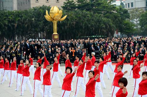 这是澳门市民在升旗仪式上表演体操舞。