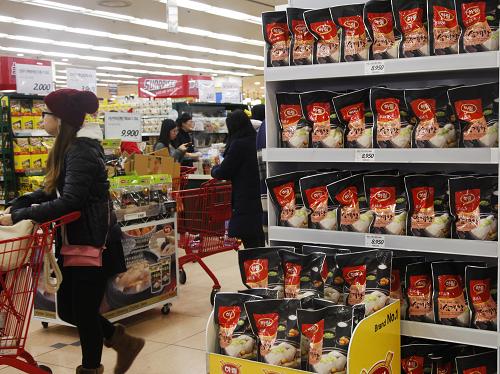 12月20日，在韩国首尔一家大型超市，人们选购参鸡汤等韩国产品。