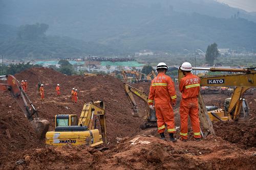 12月21日，救援人员在深圳山体滑坡现场进行搜救。新华社记者 毛思倩 摄