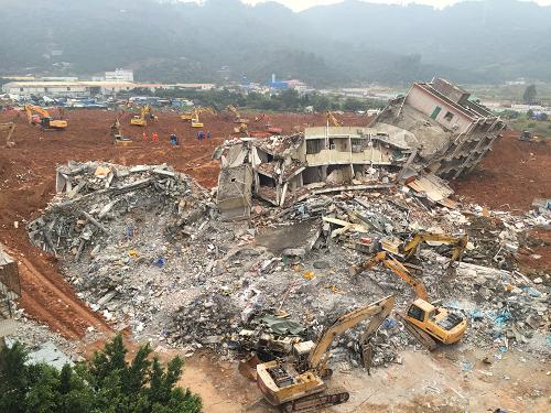 12月21日，工程机械在深圳山体滑坡现场搜救。新华社记者 梁旭 摄