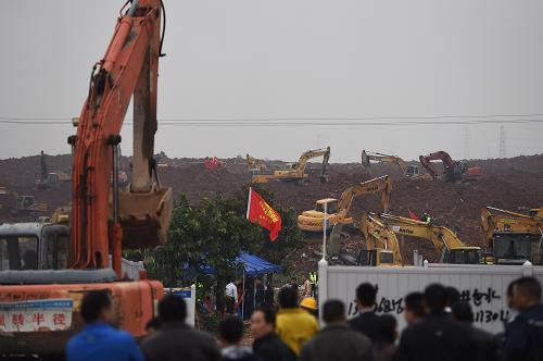 12月21日，救援人员在深圳山体滑坡现场开展救援。新华社记者 金良快 摄