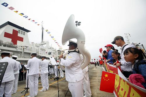 12月20日，在秘鲁卡亚俄港码头，秘鲁海军军乐队欢迎中国海军和平方舟医院船访问。新华社发(江山 摄)