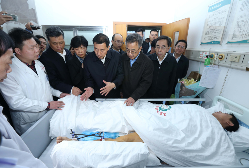 12月21日，中共中央政治局委员、广东省委书记胡春华、国务委员王勇在医院看望受伤人员。新华社记者 庞兴雷 摄