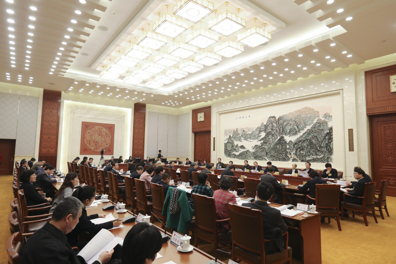 12月21日，十二届全国人大常委会第十八次会议举行分组会议，审议反恐怖主义法草案、反家庭暴力法草案。张德江委员长参加审议。新华社记者 丁林 摄