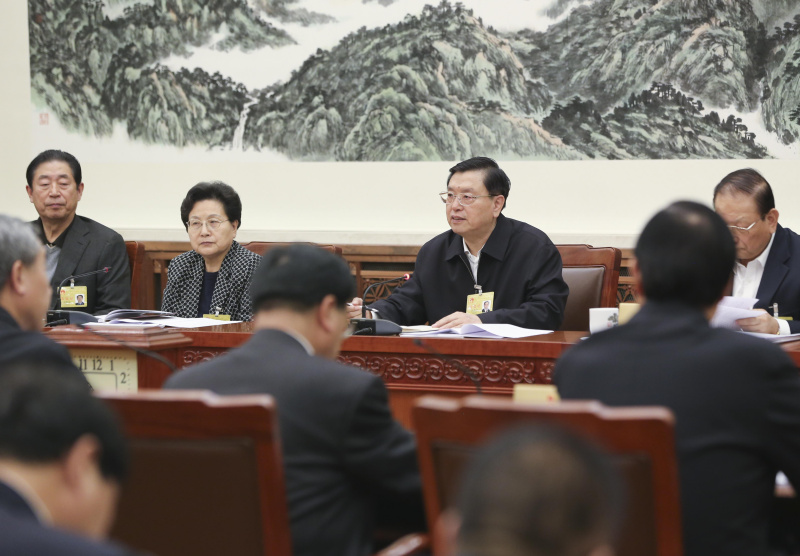 12月21日，十二届全国人大常委会第十八次会议举行分组会议，审议反恐怖主义法草案、反家庭暴力法草案。张德江委员长参加审议。新华社记者 丁林 摄