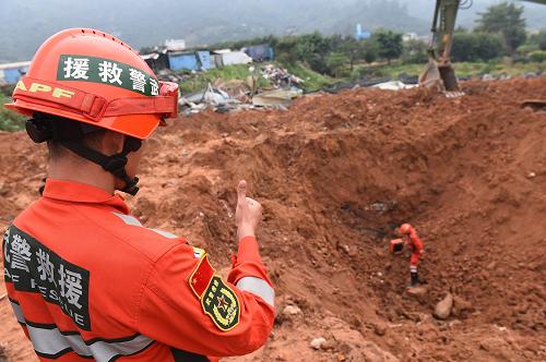 12月21日，武警广东总队战士用生命探测仪发现了一处地点有生命迹象。