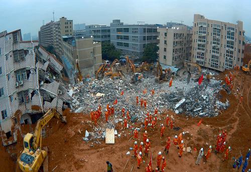 12月22日，救援人员在深圳光明新区滑坡灾害现场紧张工作。新华社发（亿航无人机 供图）