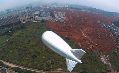 12月22日，在深圳滑坡灾害现场上空，飞艇在进行地面监测。新华社记者 殷刚 摄