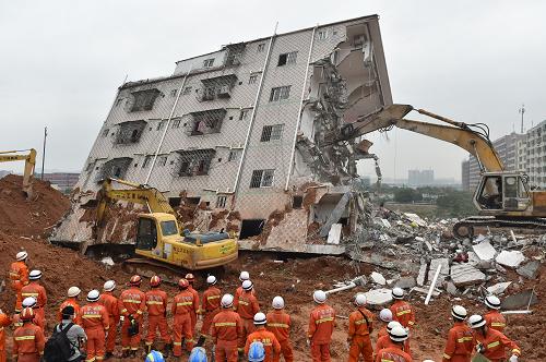 12月22日，救援人员和机械在现场紧张工作。新华社记者 梁旭 摄
