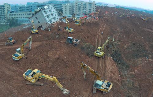 12月22日，救援人员在深圳光明新区滑坡灾害现场紧张工作。新华社记者 殷刚 摄