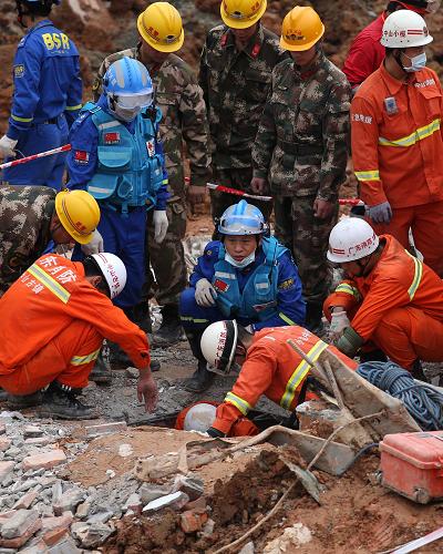 12月22日，救援人员在深圳光明新区滑坡灾害现场紧张工作。当日，深圳光明新区滑坡灾害救援进入第三天。新华社记者 庞兴雷 摄