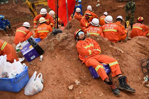 12月22日，救援人员在深圳光明新区滑坡灾害现场休息。新华社记者 金良快 摄