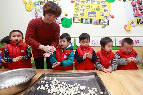 12月22日，农历冬至，江苏省无锡市江南艺术幼儿园的孩子们在学习搓团子，冬至节气吃汤圆是我国南方地区的习俗。民谚有云“冬至大如年”。这是农历中一个非常重要的节气，虽然从北到南的风俗习惯不尽相同，但各地的人们都会把这一天过得有声有色。新华社发（汤毅 摄）