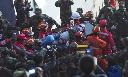 23日6时38分左右，深圳滑坡事故现场东二作业面成功救出1名男性幸存者。
