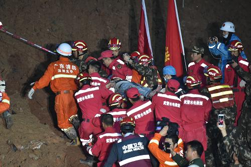 23日6时38分左右，深圳滑坡事故现场东二作业面成功救出1名男性幸存者。