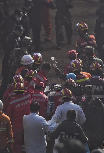 23日6时38分左右，深圳滑坡事故现场东二作业面成功救出1名男性幸存者。