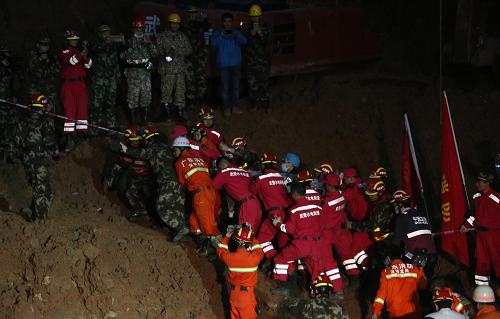经过武警消防官兵近20小时的挖掘、破拆，23日6时38分左右，深圳滑坡事故现场首名名叫田泽明的幸存者终于被成功救出。这名幸存者获救时生命体征稳定，随后被送往医院抢救接受治疗。此时，距离灾害发生时已过去67小时。