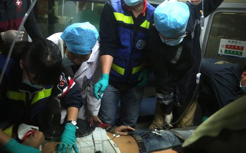 12月23日，深圳滑坡事故第一名幸存者被救出后在救护车上接受救治。这名幸存者获救时生命体征稳定，随后被送往医院抢救接受治疗。此时，距离灾害发生时已过去67小时。