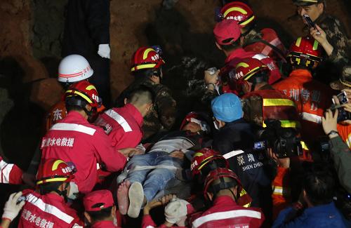 23日6时38分左右，深圳滑坡事故现场首名名叫田泽明的幸存者终于被成功救出。这名幸存者获救时生命体征稳定，随后被送往医院抢救接受治疗。