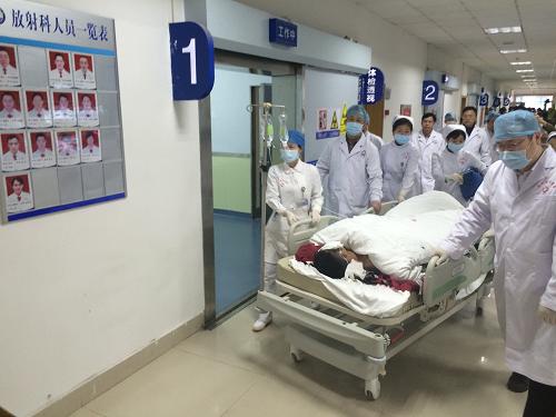 12月23日，深圳滑坡灾害首名获救幸存者在医院接受救治。当日6时38分左右，深圳滑坡灾害现场首名幸存者被救出。这名叫田泽明的幸存者获救时生命体征稳定，随后被送往医院抢救接受治疗。