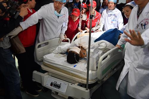 深圳光明新区中心医院院长王光明发布伤情救治情况。