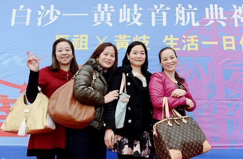 12月23日，几位嫁到马祖的连江黄岐“新娘”准备乘船直航回娘家探亲。新华社记者 姜克红 摄