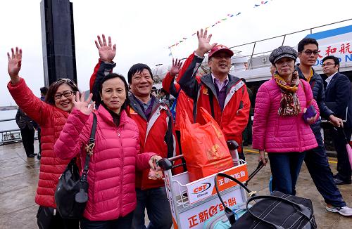 12月23日，在黄岐客运码头，马祖乡亲走下“闽珠8号”客轮。新华社记者 张国俊 摄