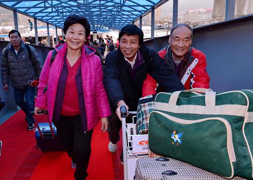 12月23日，乘坐“闽珠8号”的马祖乡亲抵达黄岐客运码头。新华社记者 张国俊 摄