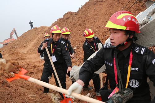 12月23日，天狼救援队在进行现场救援。新华社记者 殷刚 摄