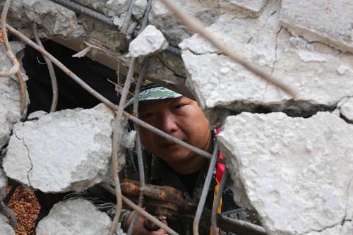 12月23日，天狼救援队队长王涛用钢筋断线钳破障。新华社记者 殷刚 摄