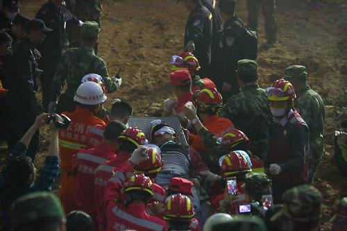12月23日，深圳滑坡事故第一名幸存者田泽明被救出。