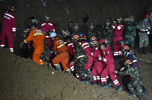 12月23日，深圳滑坡事故首名幸存者田泽明被救出。