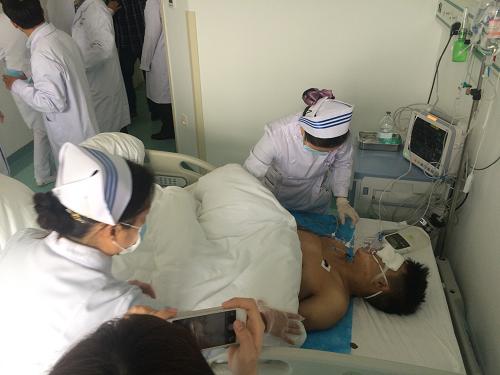 12月23日，深圳滑坡事故首名幸存者田泽明在医院接受救治。