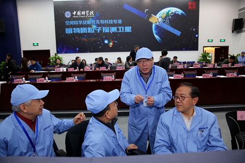 12月24日，暗物质卫星工程首席科学家常进（左三）和国家空间科学中心主任吴季（左四）、暗物质卫星工程总设计师艾长春（左一）、空间科学先导专项高级顾问崔吉俊（左二）在中科院国家空间科学中心空间科学任务大厅讨论。新华社记者 金立旺 摄