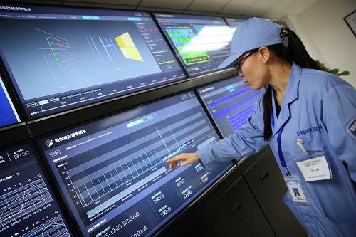 12月24日，中科院国家空间科学中心工作人员在介绍获得的科学数据。新华社记者 金立旺 摄