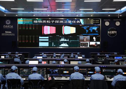 这是12月24日拍摄的中科院国家空间科学中心空间科学任务大厅屏幕上显示的接收到的第一批科学数据。当日下午5时55分，我国科学卫星系列首发星——暗物质粒子探测卫星“悟空”在升空后第7天，成功获取首批科学数据并下传至中科院国家空间科学中心空间科学任务大厅。接收到的数据显示，暗物质卫星的四大科学载荷——塑闪阵列探测器、硅阵列探测器、BGO量能器、中子探测器探测到的高能电子和伽马射线计数与此前地面预测计数率一致，表明暗物质卫星的有效载荷已开始正常工作。暗物质卫星有效载荷还要经历2个月的在轨测试和标定，之后正式交付中科院紫金山天文台负责的科学应用系统，进入在轨运行阶段，开始为期2年的巡天观测和1年的定向观测。新华社记者 金立旺 摄