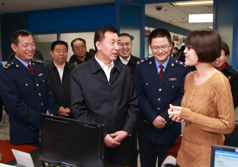 12月24日，国务委员王勇在北京实地调研“三证合一、一照一码”改革后市场主体登记情况和企业信用系统建设应用工作，并主持召开深化商事制度改革加强事中事后监管座谈会。这是王勇在北京市工商局海淀分局调研。新华社记者 丁海涛 摄