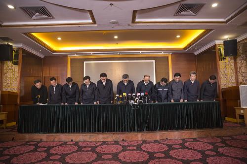 12月25日，在新闻发布会上，包括深圳市委书记马兴瑞（左六）和市长许勤（左七）在内的深圳市和光明新区主要领导鞠躬道歉。当日，深圳市委书记马兴瑞在新闻发布会上说，深圳滑坡事故损失惨重，对人民群众生命和财产造成重大损失，对深圳特区形象造成巨大负面影响。在此，深圳市委、市政府向所有遇难者表示哀悼，向所有遇难和失联人员家属、受伤人员和其他受灾群众，向全社会作出诚恳道歉。新华社发