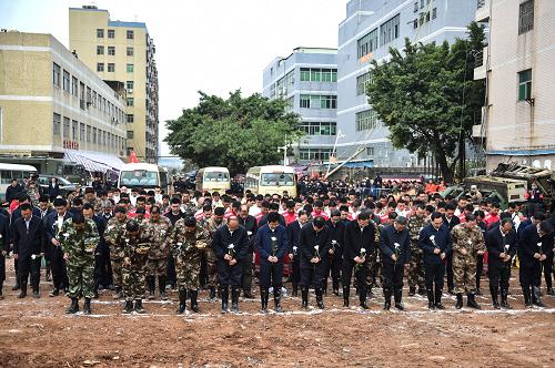 12月26日拍摄的哀悼仪式现场。当日是深圳滑坡事故遇难者的“头七”祭日，11时40分，事故现场所有人员为事故中的遇难者默哀，救援的工程设备鸣笛，表达对逝者的哀思。救援人员随即继续投入到搜救工作中。尽管救出幸存者的希望越来越渺茫，但救援仍不会放弃。截至26日，滑坡事故已造成7人死亡，仍有75人失联。