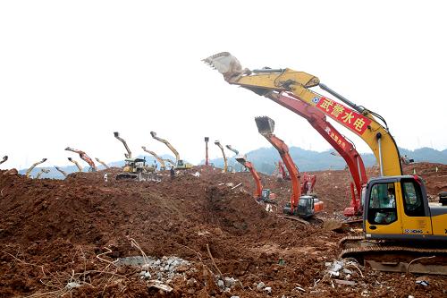 12月26日，参与救援的工程设备暂停工作为深圳滑坡事故遇难者默哀。