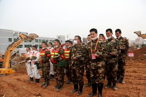 12月26日，参与救援的武警水电部队官兵为深圳滑坡事故遇难者默哀。