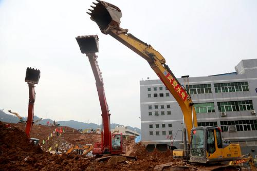 12月26日，参与救援的工程设备暂停工作为深圳滑坡事故遇难者默哀。