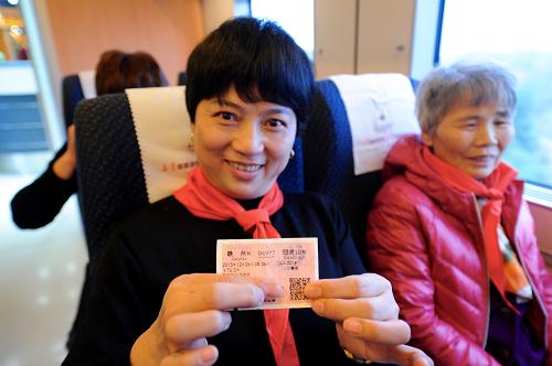 12月26日，乘客在从赣州驶往福州的D6977次列车上展示自己的车票。