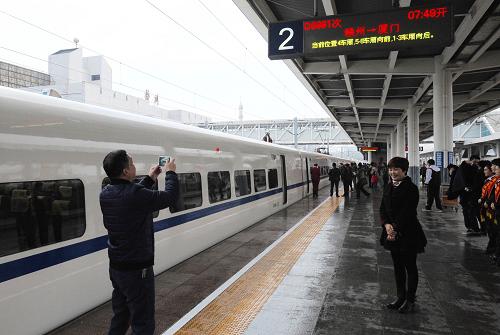 12月26日，在赣州火车站，乘客在赣州驶往厦门的D6981次列车前拍照留念。当日，赣瑞龙(赣州-瑞金-龙岩)铁路开通运营，从江西赣州至福建龙岩间铁路运行时间从原来的4个多小时缩短至2小时左右。赣瑞龙铁路全长250公里，全线设赣县、于都、会昌北、瑞金、长汀南、冠豸山、古田会址、龙岩8个车站，设计运行时速200公里。
